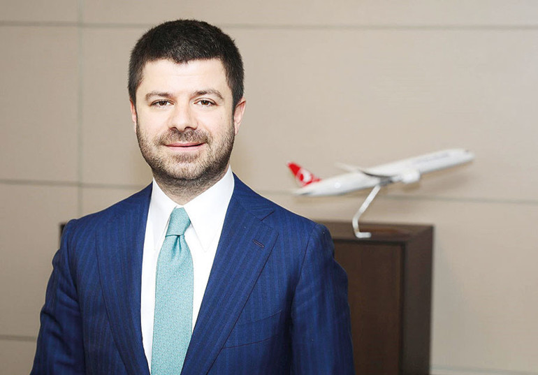 Sabiha Gökçen para basıyor çile sunuyor