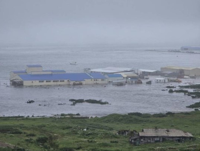 Tsunami Rusyadaki kasabayı sular altında bıraktı Dünya alarmda: Kıyılardan uzak durun