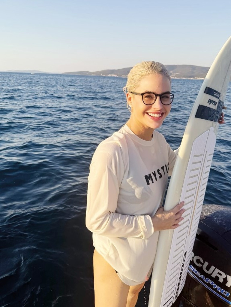 Büşra Pekin sörfe başladı