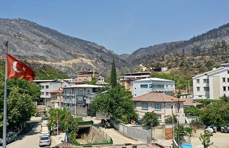 Son dakika orman yangını haberleri: Bursa Harmancıkta yeniden alevler yükseliyor | Yangının ortasında yeşil kalan tek yer