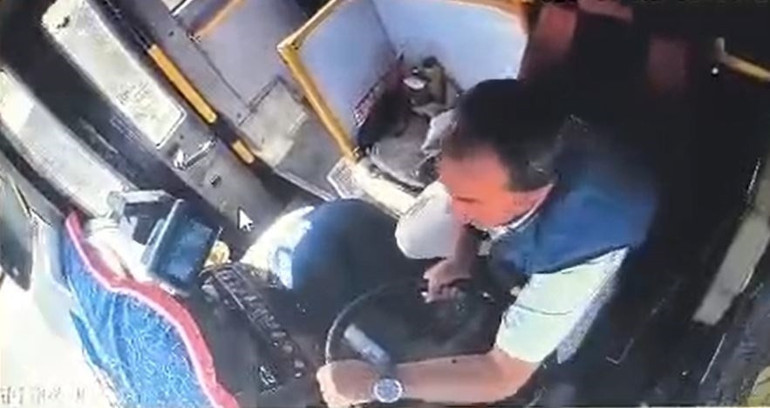 Otobüs şoförü kalp krizi geçirdi Direksiyon başına geçen yolcu kazayı önledi