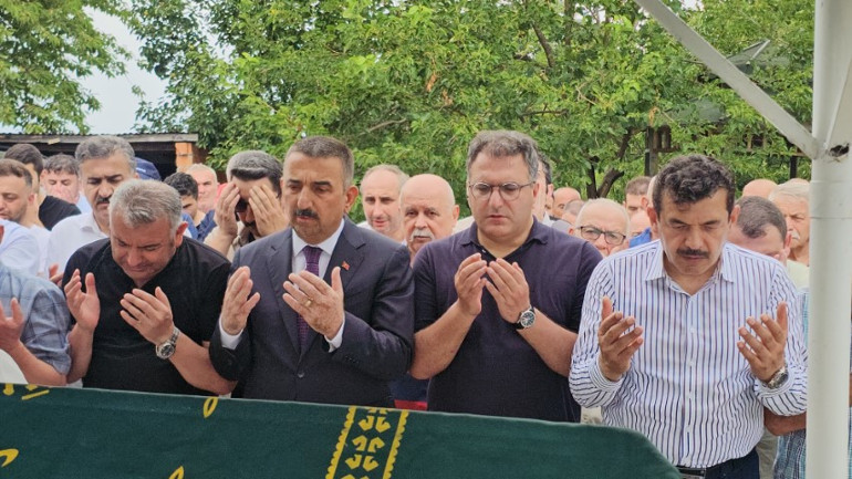 Gazeteci Cem Küçükün babası son yolculuğuna uğurlandı