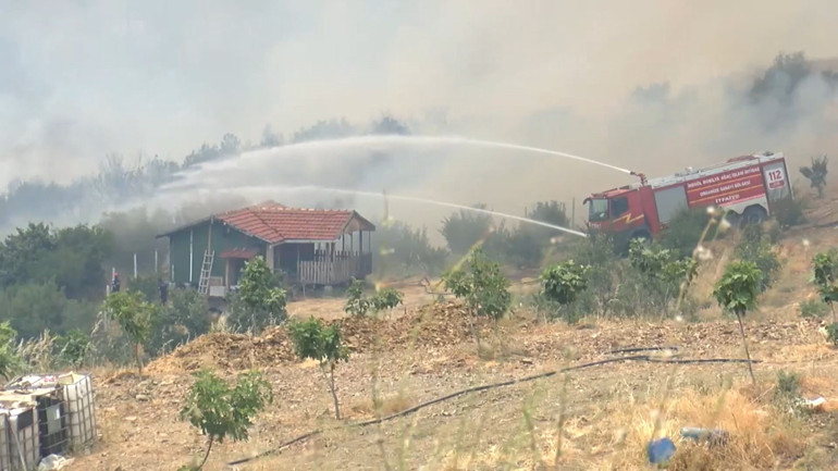 Bursada itfaiye ekipleri ters rüzgara rağmen yangının eve sıçramasını engelledi O anlar kamerada