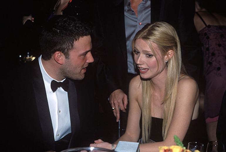 Soyunma odasına giren görevli neye uğradığını şaşırdı... İki ünlü sevgili film setinde aşk kaçamağında yakalanmış