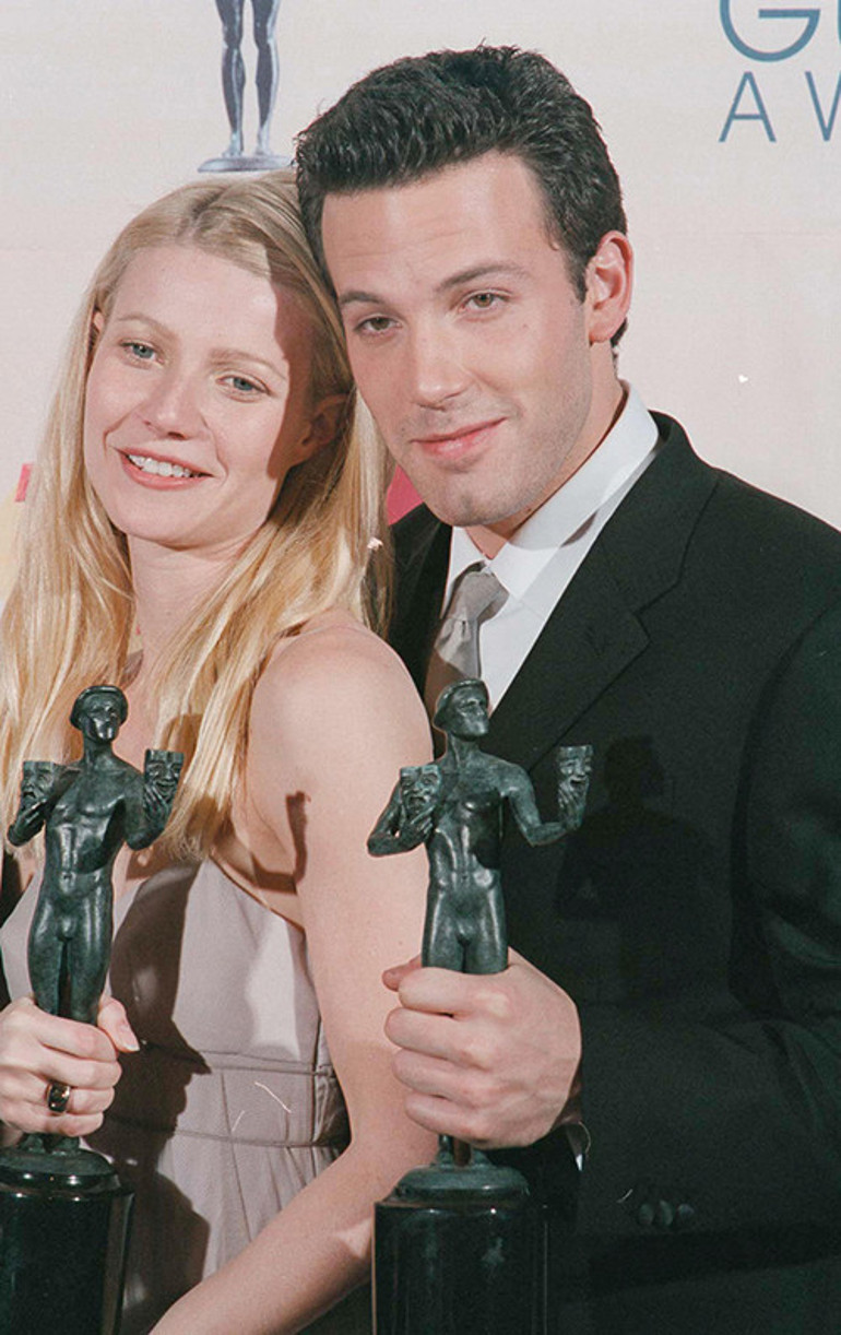 Soyunma odasına giren görevli neye uğradığını şaşırdı... İki ünlü sevgili film setinde aşk kaçamağında yakalanmış