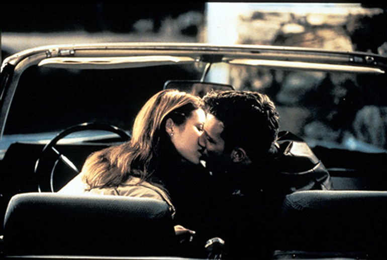 Soyunma odasına giren görevli neye uğradığını şaşırdı... İki ünlü sevgili film setinde aşk kaçamağında yakalanmış