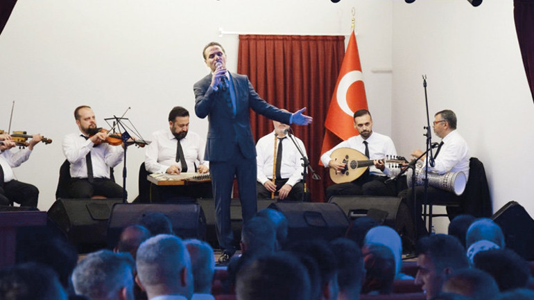 Cezaevlerinde resital