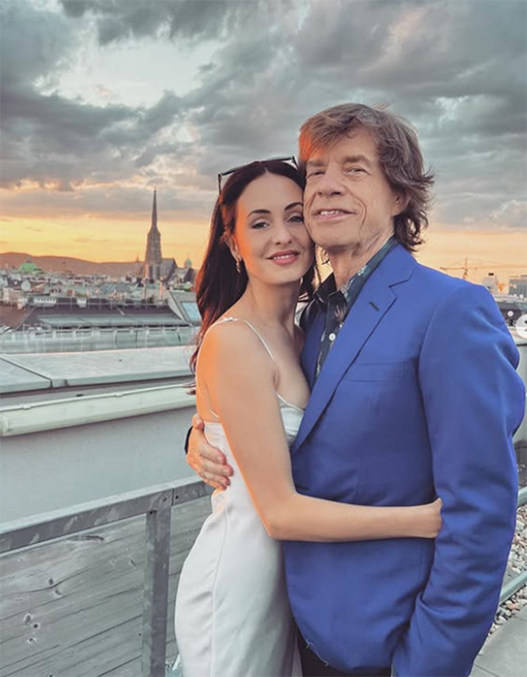 44 yaş genç sevgilisinden bir çocuk daha hayal ediyor... Herkesin torunu sandığı en küçük oğlunun mutlu gününü kutladı