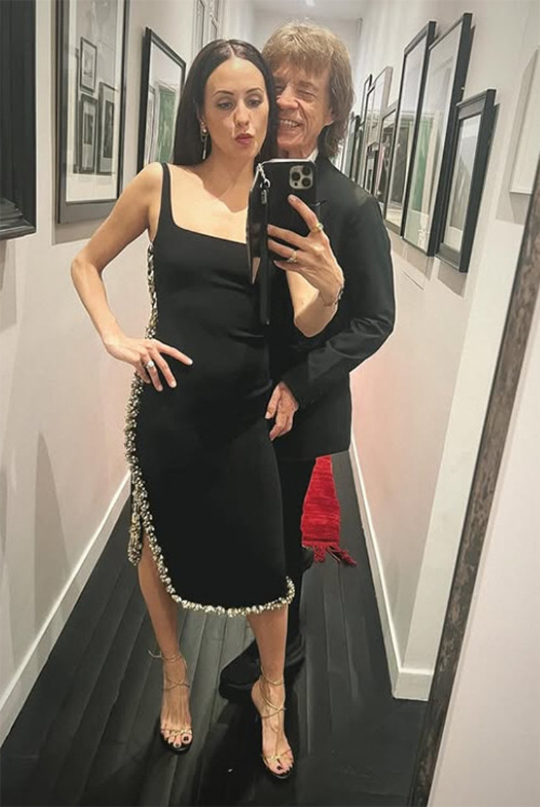 44 yaş genç sevgilisinden bir çocuk daha hayal ediyor... Herkesin torunu sandığı en küçük oğlunun mutlu gününü kutladı