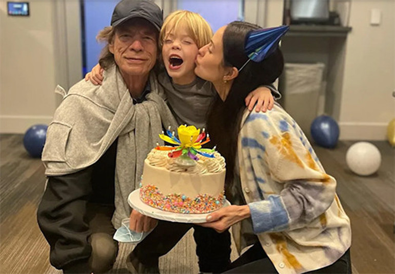 44 yaş genç sevgilisinden bir çocuk daha hayal ediyor... Herkesin torunu sandığı en küçük oğlunun mutlu gününü kutladı