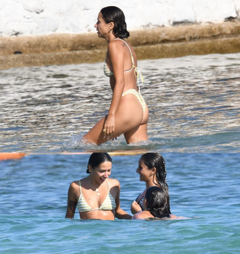 Kız kıza deniz keyfi