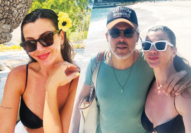 Kız kıza deniz keyfi