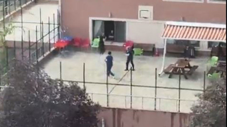 Hem serinledi hem eğlendiler... Engelli bireylerle bakıcıların su savaşı kamerada