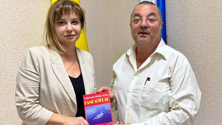 Hasan Çakmak, Gagavuzya Kültür Bakanı Marina Semönova’ya kitabını takdim etti