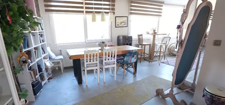 Ünlü şarkıcı tüm olumsuzluklara rağmen Boğaz manzarası için bu evde yaşıyor