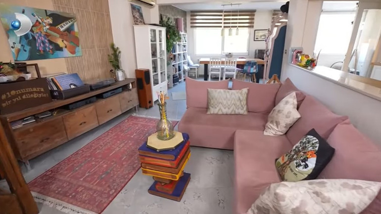 Ünlü şarkıcı tüm olumsuzluklara rağmen Boğaz manzarası için bu evde yaşıyor