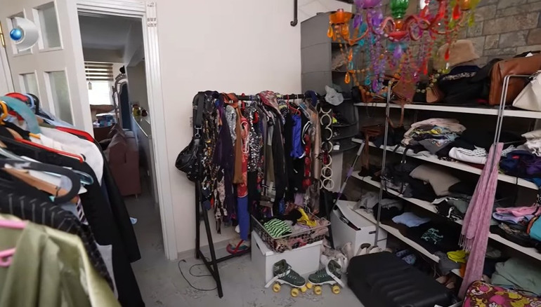 Ünlü şarkıcı tüm olumsuzluklara rağmen Boğaz manzarası için bu evde yaşıyor