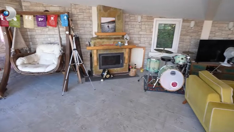 Ünlü şarkıcı tüm olumsuzluklara rağmen Boğaz manzarası için bu evde yaşıyor