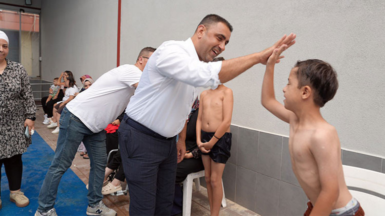 Çukurova’da engel yok… Güney Kore’den sevgi getirdiler