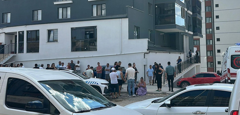 Edirnede vahşet Eşini ve 9 yaşındaki oğlunu boğarak öldürdü | Bıçakla intihar girişiminde bulundu