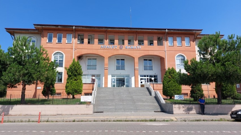 Vahşet evi 2 arkadaşını öldürüp polise teslim oldu