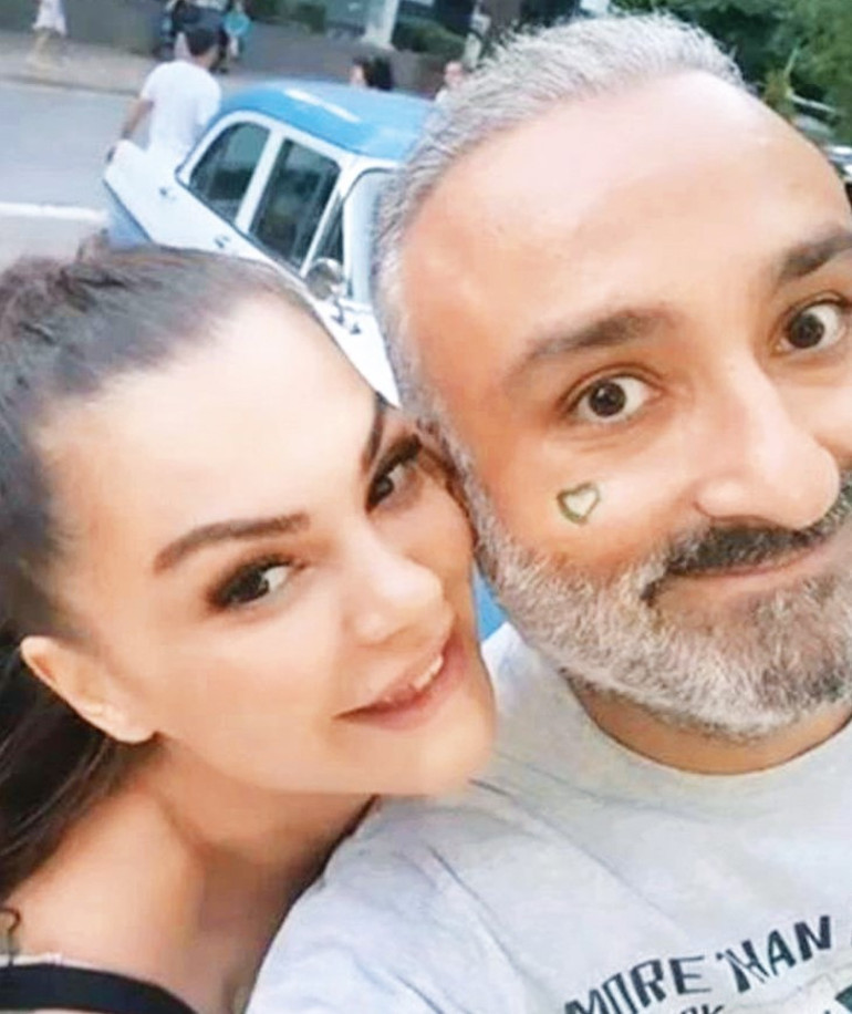 Oyuncu Rüştü Onur Atilla boşandığı eşine döndü