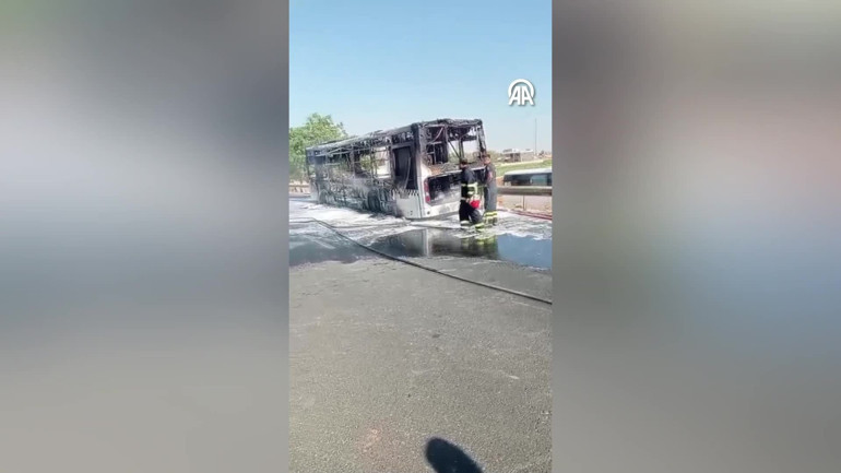 Hararet yapan halk otobüsü alev alev yandı