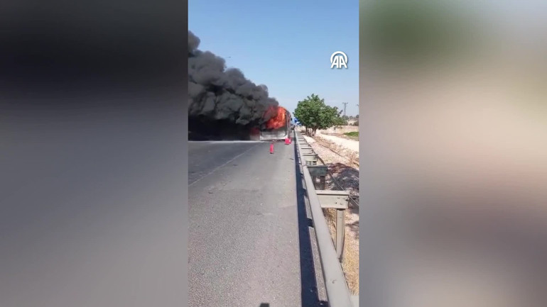 Hararet yapan halk otobüsü alev alev yandı