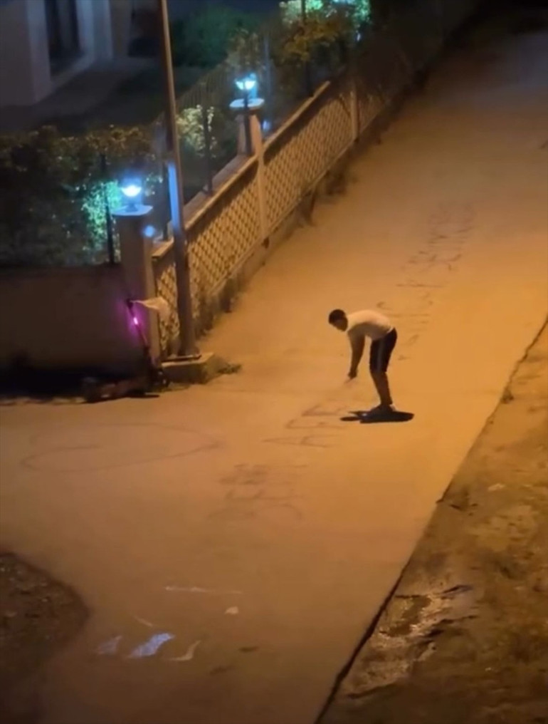Bursada sevgilisinin evinin önüne suyla özür mesajı yazdı... Mahalleli benzin sanıp polisi aradı