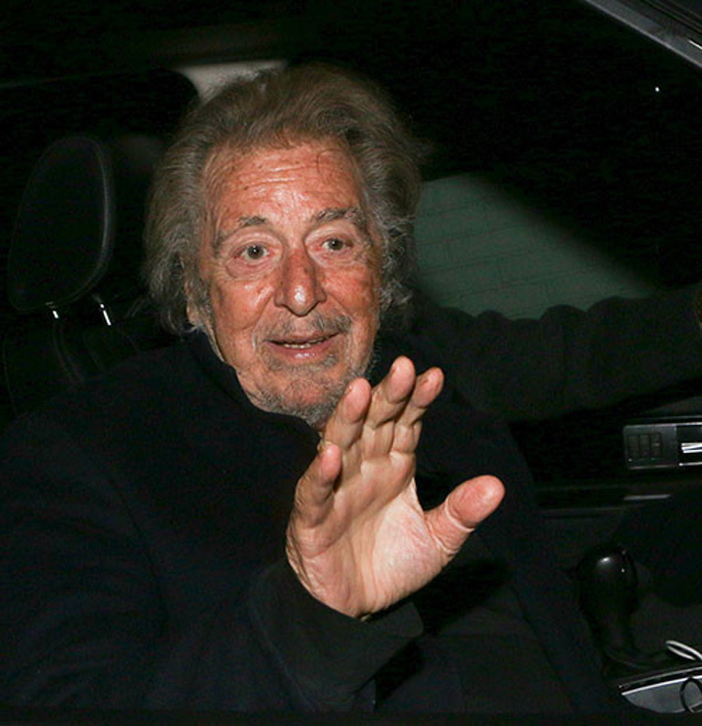 Ölene kadar bekar kalacağım diye yemin etmişti... Artık 85 yaşında, küçük adımlarla yürüyor... Ama efsane oyuncu genç sevgili peşinde