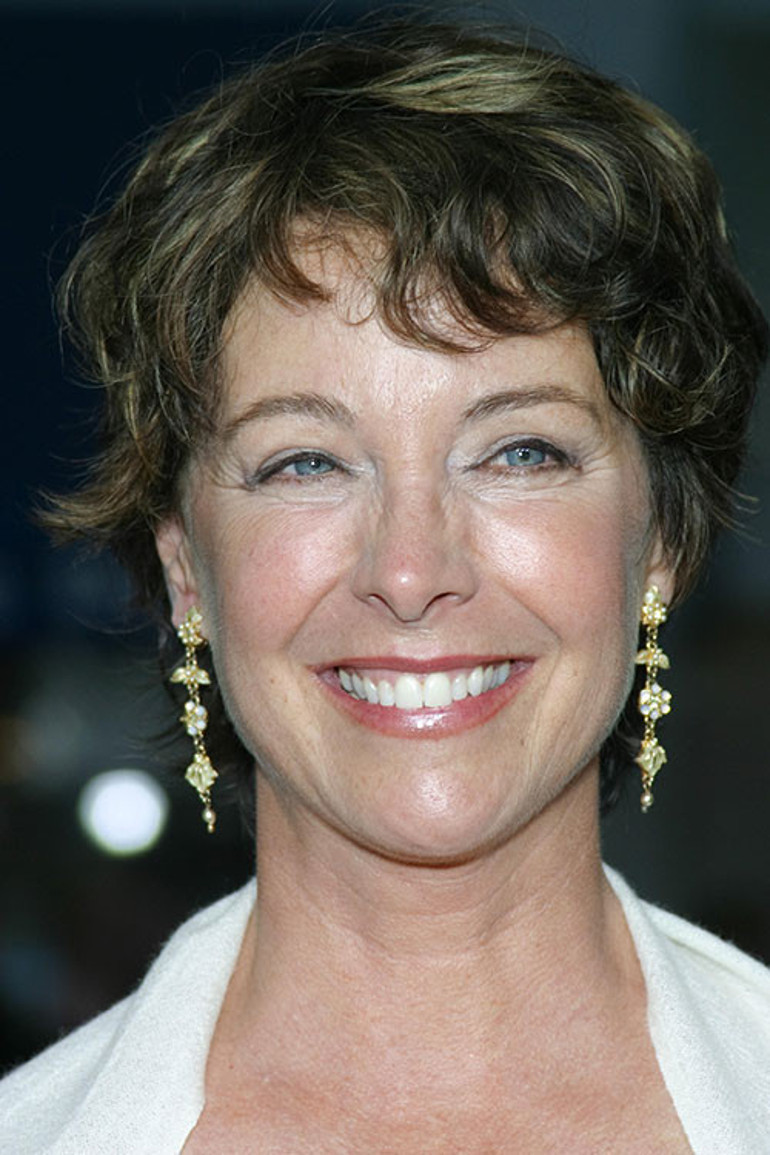 Ölene kadar bekar kalacağım diye yemin etmişti... Artık 85 yaşında, küçük adımlarla yürüyor... Ama efsane oyuncu genç sevgili peşinde