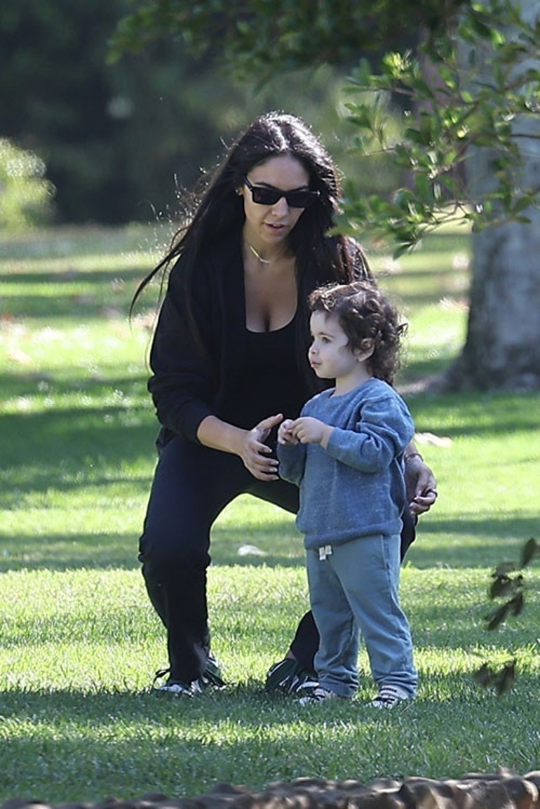 Ölene kadar bekar kalacağım diye yemin etmişti... Artık 85 yaşında, küçük adımlarla yürüyor... Ama efsane oyuncu genç sevgili peşinde