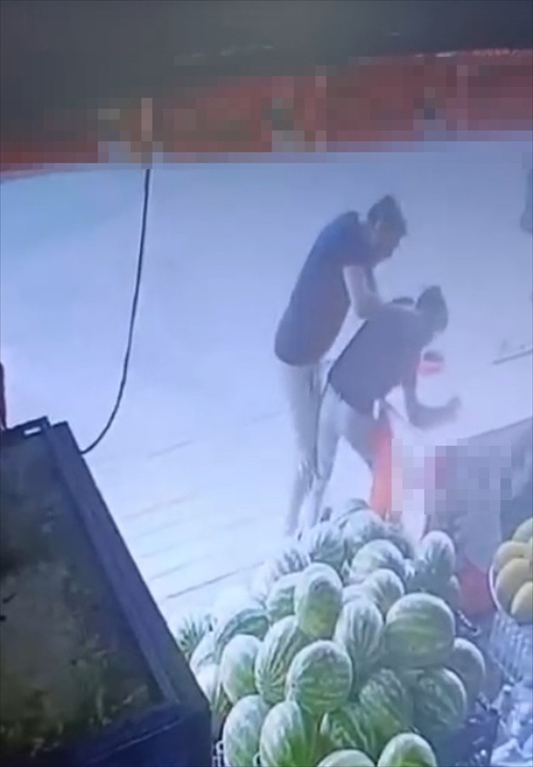 Adanada marulu beğenmeyen bekçi, 15 yaşındaki market çırağını darbetti