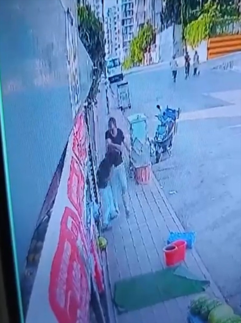 Adanada marulu beğenmeyen bekçi, 15 yaşındaki market çırağını darbetti