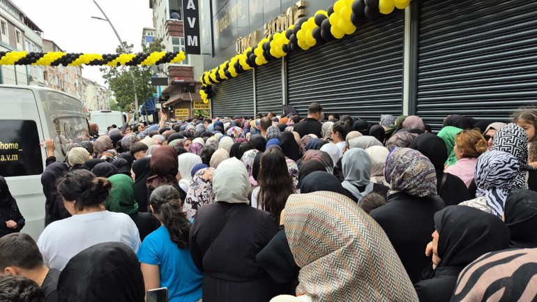 Yer: İstanbul Duyan koşup geldi; izdiham yaşandı | Kepenkler indirilince yuhaladılar