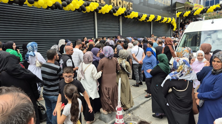 Yer: İstanbul Duyan koşup geldi; izdiham yaşandı | Kepenkler indirilince yuhaladılar