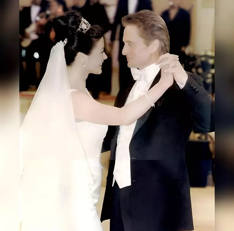 25 sene arayla aynı gün doğdular… Kimse bu evliliğe şans vermemişti… 25 yılı devirdiler