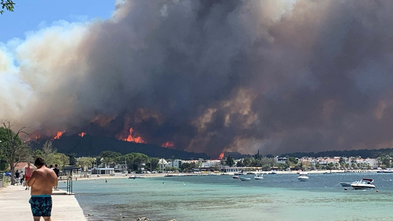 Çanakkale, Bolu ve Manisada orman yangını... Çanakkale Havalimanı uçuşa kapatıldı: Villalar küle döndü Manisa’da bir gözaltı