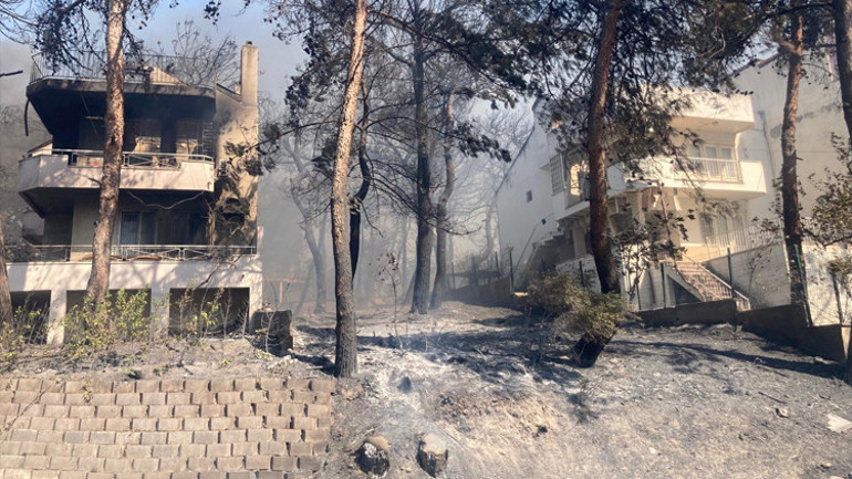 Çanakkale, Bolu ve Manisada orman yangını... Çanakkale Havalimanı uçuşa kapatıldı: Villalar küle döndü Manisa’da bir gözaltı