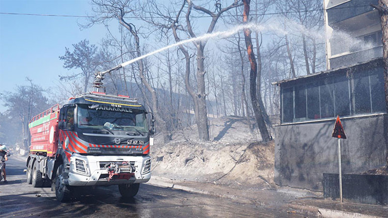Çanakkale, Bolu ve Manisada orman yangını... Çanakkale Havalimanı uçuşa kapatıldı: Villalar küle döndü Manisa’da bir gözaltı