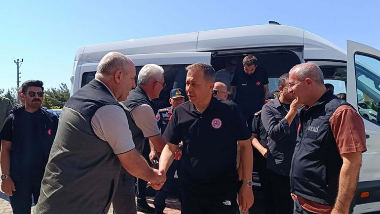 Son dakika... İzmir, Manisa ve Antalyada orman yangını 3 kişi gözaltına alındı