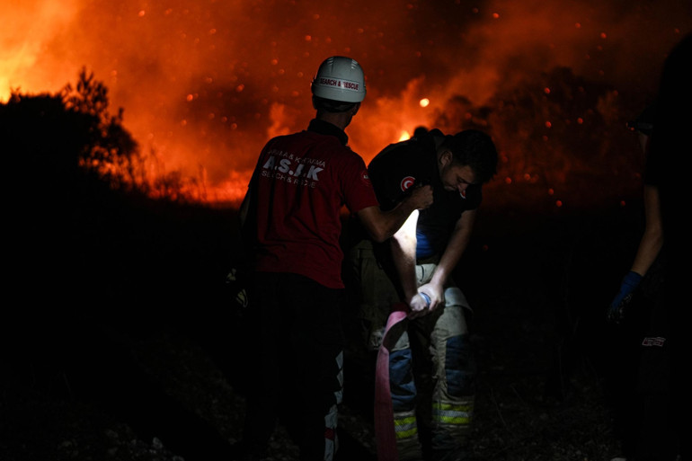 Son dakika... İzmir, Manisa ve Antalyada orman yangını 3 kişi gözaltına alındı
