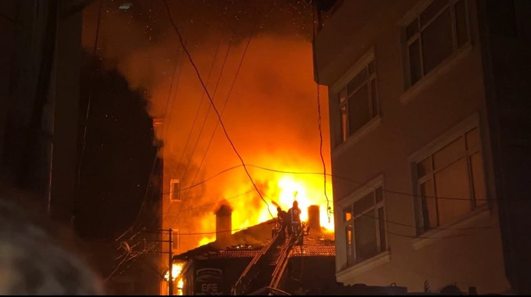 Balıkesir’de alevler arasında kalan 2 evde hasar oluştu