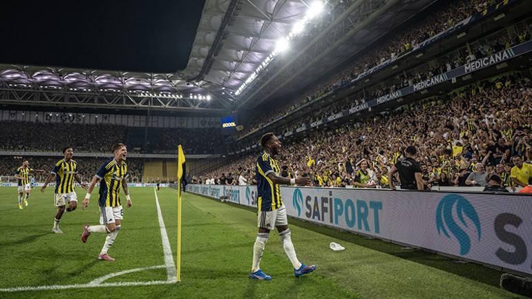 Fenerbahçenin Feyenoord zaferini Hürriyet yazarları değerlendirdi: Olağanüstü özgüven Fizik gücü ve coşkusuyla ezdi