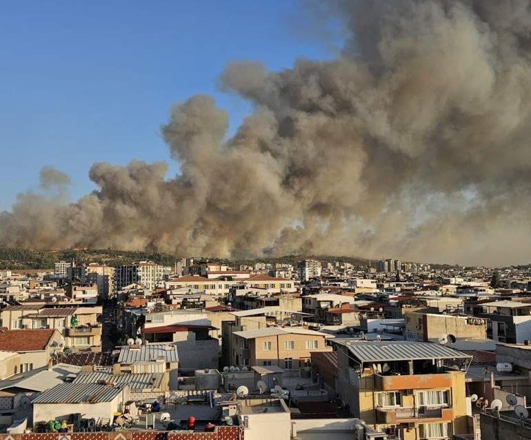 Son dakika... Mersin ve Hatayda ormanlık alanda yangın çıktı Yerleşim alanları tahliye ediliyor, alevlerle mücadele sürüyor...