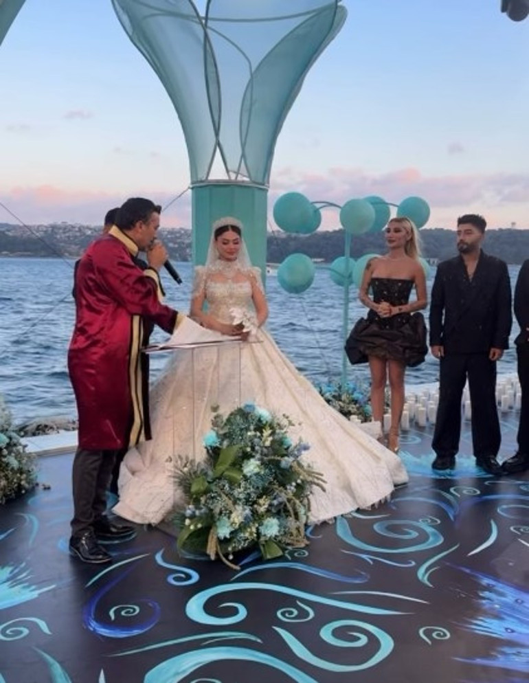 Ünlü şarkıcı Boğazda evlendi... İrem Derici davetli olarak gittiği düğünde evlilik teklifi aldı