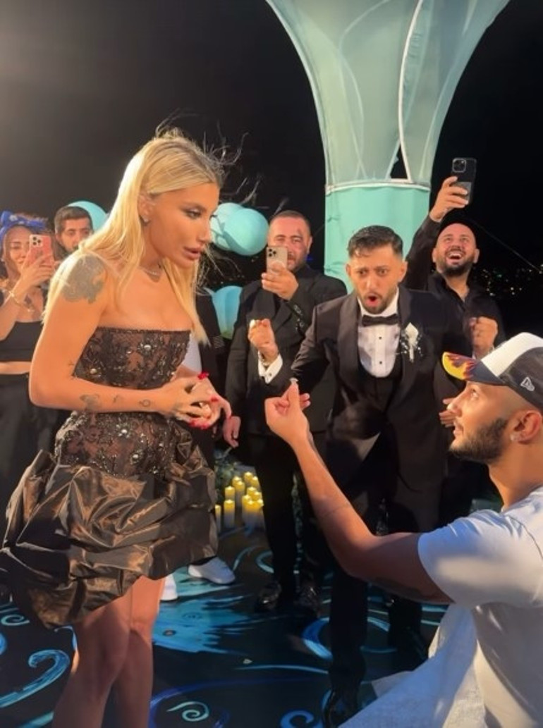 Ünlü şarkıcı Boğazda evlendi... İrem Derici davetli olarak gittiği düğünde evlilik teklifi aldı