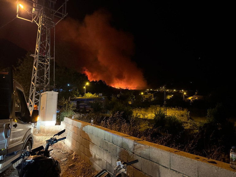 Son dakika... Mersin ve Hatayda ormanlık alanda yangın çıktı Yerleşim alanları tahliye ediliyor, alevlerle mücadele sürüyor...