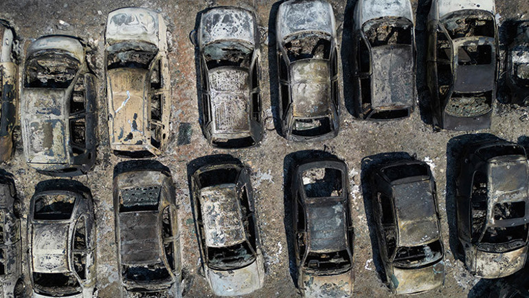 Yangın otoparka sıçradı: 550 araç küle döndü