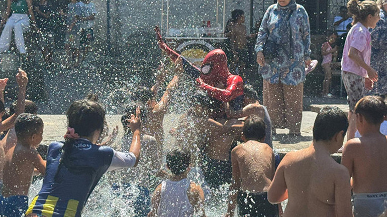 Türkiyeyi gezen Örümcek Adam Diyarbakıra geldi Halka hizmet ediyorum